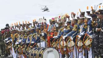 Genderang Suling Gita Jala Taruna beraksi saat kirab kota ketika KRI Bima Suci bersandar di Padang, Sumatera Barat, kamis (9/11).