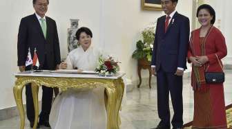 Presiden Joko Widodo menerima kunjungan Presiden Korea Selatan (Korsel) Moon Jae-in di Istana Kepresidenan Bogor, Jawa Barat, Kamis (9/11).