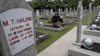 Anggota TNI Garnisun se-Jabodetabek membersihkan area Taman Makam Pahlawan (TMP) Kalibata, di Jakarta, Kamis (9/11/2017), jelang peringatan Hari Pahlawan. [Suara.com/Kurniawan Mas'ud]