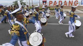 Genderang Suling Gita Jala Taruna beraksi saat kirab kota ketika KRI Bima Suci bersandar di Padang, Sumatera Barat, kamis (9/11).