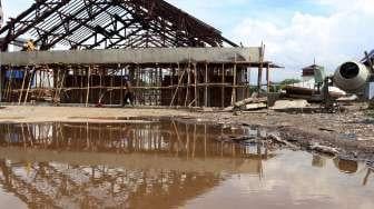 Sejumlah pekerja menyelesaikan proyek pembangunan Museum Pelelangan Ikan di kawasan Pasar Ikan, Penjaringan, Jakarta Utara, Senin (9/11).