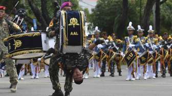 Genderang Suling Gita Jala Taruna beraksi saat kirab kota ketika KRI Bima Suci bersandar di Padang, Sumatera Barat, kamis (9/11).