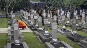 Gabungan anggota TNI Garnisun se-Jabodetabek membersihkan area Taman Makam Pahlawan (TMP) Kalibata, di Jakarta, Kamis (9/11/2017), jelang peringatan Hari Pahlawan. [Suara.com/Kurniawan Mas'ud]