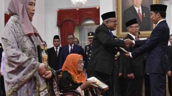 Presiden Joko Widodo menyerahkan tanda jasa saat penganugerahan gelar pahlawan di Istana Negara, Jakarta, Kamis (9/11).