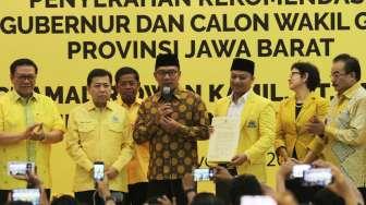 Ketua Umum Partai Golkar Setya Novanto menyerahkan surat rekomendasi kepada Ridwan Kamil dan Daniel Mutaqien sebagai calon Gubernur dan calon Wakil Gubernur di Pilkada Jawa Barat 2018, di DPP Partai Golkar, Slipi, Jakarta, Kamis (9/11)