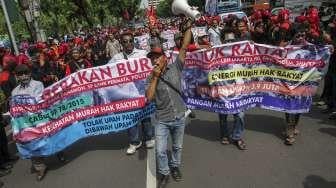 Ribuan buruh dari berbagai elemen buruh yang tergabung dalam Konfederasi Serikat Pekerja Indonesia (KSPI) menggelar aksi protes di depan kantor Balai Kota Provinsi DKI Jakarta, Jumat (10/11).