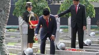 Presiden Joko Widodo memimpin upacara Peringatan Hari Pahlawan di Taman Makam Pahlawan Kalibata, Jakarta, Jumat (10/11).