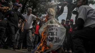 Ribuan buruh dari berbagai elemen buruh yang tergabung dalam Konfederasi Serikat Pekerja Indonesia (KSPI) menggelar aksi protes di depan kantor Balai Kota Provinsi DKI Jakarta, Jumat (10/11).