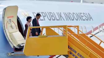 Presiden Joko Widodo bersama Ibu Negara Iriana Joko Widodo tiba di Bandara Internasional Da Nang, Vietnam, Jumat (10/11).