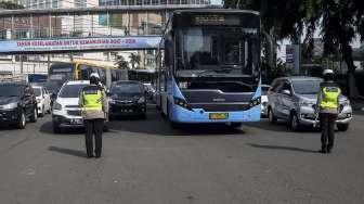 Polisi Lalu lintas memberhentikan kendaraan yang melintas untuk mengheningkan cipta sejenak di kawasan Bundaran HoteI Indonesia, Jakarta, Jumat (10/11).