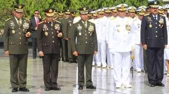 Presiden Joko Widodo memimpin upacara Peringatan Hari Pahlawan di Taman Makam Pahlawan Kalibata, Jakarta, Jumat (10/11).