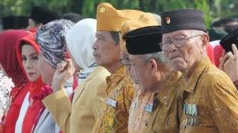 Presiden Joko Widodo memimpin upacara Peringatan Hari Pahlawan di Taman Makam Pahlawan Kalibata, Jakarta, Jumat (10/11).