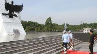 Presiden Joko Widodo memimpin upacara Peringatan Hari Pahlawan di Taman Makam Pahlawan Kalibata, Jakarta, Jumat (10/11).