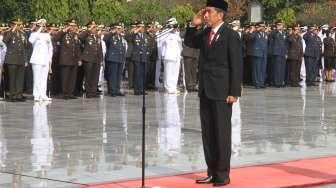 Presiden Joko Widodo memimpin upacara Peringatan Hari Pahlawan di Taman Makam Pahlawan Kalibata, Jakarta, Jumat (10/11).