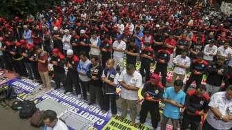 Ribuan buruh dari berbagai elemen buruh yang tergabung dalam Konfederasi Serikat Pekerja Indonesia (KSPI) menggelar aksi protes di depan kantor Balai Kota Provinsi DKI Jakarta, Jumat (10/11).