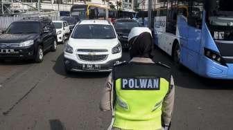 Polisi Lalu lintas memberhentikan kendaraan yang melintas untuk mengheningkan cipta sejenak di kawasan Bundaran HoteI Indonesia, Jakarta, Jumat (10/11).