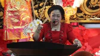 Ketua Umum PDIP Megawati Soekarnoputri saat berpidato dalam pengumuman pasangan calon yang akan diusung pada Pemilihan Gubernur (Pilgub) Bali 2018, di Jakarta, Sabtu (11/11/2017). [Suara.com/Oke Atmaja]