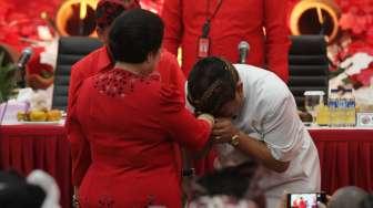 Ketua Umum PDIP Megawati Soekarnoputri bersalaman dengan Tjokorda Oka Artha Ardana Sukawati alias Cok Ace dalam acara pengumuman pasangan calon pada Pemilihan Gubernur (Pilgub) Bali 2018, di Jakarta, Sabtu (11/11/2017). [Suara.com/Oke Atmaja]
