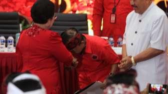 Ketua Umum PDIP Megawati Soekarnoputri menyalami I Wayan Koster saat acara pengumuman pasangan calon yang akan diusung pada Pemilihan Gubernur (Pilgub) Bali 2018, di Jakarta, Sabtu (11/11/2017). [Suara.com/Oke Atmaja]