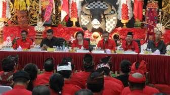 Ketua Umum PDIP Megawati Soekarnoputri dan sejumlah pengurus saat pengumuman pasangan calon yang akan diusung pada Pemilihan Gubernur (Pilgub) Bali 2018, di Jakarta, Sabtu (11/11/2017). [Suara.com/Oke Atmaja]
