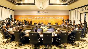Sejumlah pimpinan negara Asia-Pasifik melakukan pertemuan dalam KTT APEC di Da Nang, Vietnam, Sabtu (11/11/2017). [Antara/Pool]