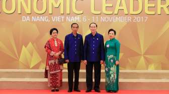 Presiden Joko Widodo bersama Ibu Negara Iriana Joko Widodo berfoto bersama Presiden Vietnam Tran Dai Quang dan istri, saat jamuan makan malam bagi pemimpin negara APEC di Da Nang, Vietnam, Jumat (10/11/2017) malam. [Antara/Pool]
