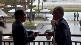 Presiden Joko Widodo berbincang dengan PM Australia, Malcolm Turnbull, saat melakukan pertemuan bilateral RI-Australia di sela-sela pertemuan pemimpin negara dalam KTT APEC di Da Nang, Vietnam, Sabtu (11/11/2017). [Antara/Yusran Uccang]