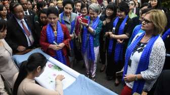 Iriana Joko Widodo bersama para ibu negara anggota APEC lainnya berjalan-jalan di Kota Hoi An, Vietnam, (11/11) (AFP)