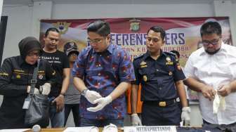 Subdit 3 Ditresnarkoba Polda Metro Jaya bersama dengan Bea dan Cukai merilis hasil penangkapan sepasang kekasih yang membawa 705 gram sabu atau methaphetamine di Bandara Soekarno-Hatta, Jakarta, Minggu (12/11) [Suara.com/Kurniawan Mas'ud]