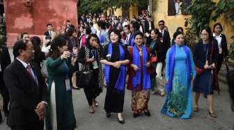 Iriana Joko Widodo bersama para ibu negara anggota APEC lainnya berjalan-jalan di Kota Hoi An, Vietnam, (11/11) (AFP)