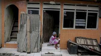 Warga beraktivitas di kawasan bangunan semi permanen di Kampung Akuarium, Jakarta, Minggu (12/11/2017).
