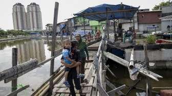 Warga beraktivitas di kawasan bangunan semi permanen di Kampung Akuarium, Jakarta, Minggu (12/11/2017).