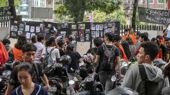 aksi peringatan Tragedi Semanggi di depan kampus Universitas Atmajaya, Semanggi, Jakarta, Senin (13/11).