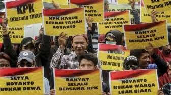 Sejumlah massa berunjuk rasa di depan kantor Komisi Pemberantasan Korupsi (KPK) Jakarta, Senin (13/11).