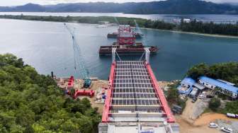 Pembangungan proyek jembatan Holtekamp di Jayapura, Papua, Senin (13/11).