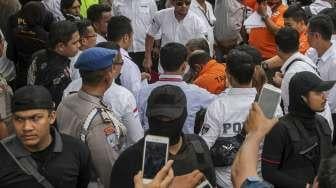 Direktorat Reserse Kriminal Umum (Ditreskrimum) Polda Metro Jaya (PMJ) menggelar prarekonstruksi kasus pembunuhan yang dilakukan oleh Dokter Ryan Helmi kepada sang istri, Dokter Letty Sultri di klinik Azzahra Medical Center, Cawang, Jakarta, Senin (13/11)