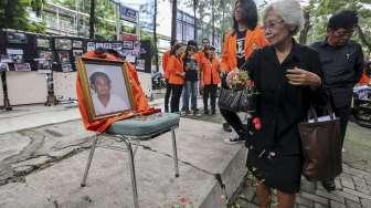 aksi peringatan Tragedi Semanggi di depan kampus Universitas Atmajaya, Semanggi, Jakarta, Senin (13/11).