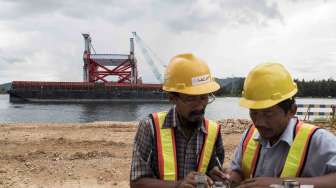 Pembangungan proyek jembatan Holtekamp di Jayapura, Papua, Senin (13/11).