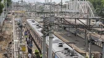 Sejumlah penumpang di sela-sela aktivitas proyek renovasi pembangunan Stasiun Klender, Jakarta, Selasa (14/11/2017). [Suara.com/Kurniawan Mas'ud]