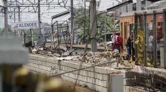 Aktivitas penumpang di antara penyelesaian proyek renovasi pembangunan Stasiun Klender, Jakarta, Selasa (14/11/2017). [Suara.com/Kurniawan Mas'ud]