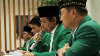 Ketua Umum DPP PPP, Djan Faridz, saat memberikan keterangan pers terkait putusan MK soal aliran kepercayaan di kolom KTP, di Jakarta, Selasa (14/11/2017). [Suara.com/Oke Atmaja]