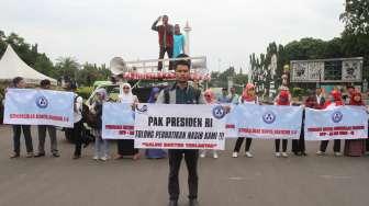 Aliansi Mahasiswa Doktoral melakukan aksi di depan Istana Negara, Jakarta, Rabun(15/11).