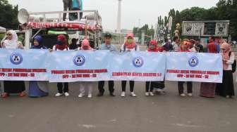 Aliansi Mahasiswa Doktoral melakukan aksi di depan Istana Negara, Jakarta, Rabun(15/11).