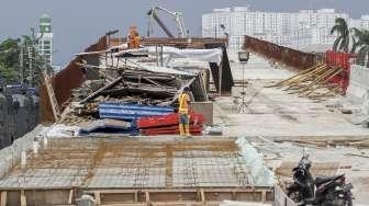 Proyek pembangunan jembatan layang atau flyover di Cipinang Lontar, Jakarta, Rabu (15/11).