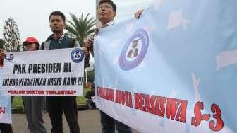 Aliansi Mahasiswa Doktoral melakukan aksi di depan Istana Negara, Jakarta, Rabun(15/11).