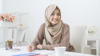 Jadi Andalan, 7 Warna Hijab Netral yang Hijabers Wajib Punya