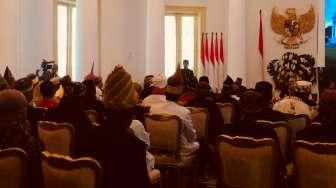 Jokowi Sedang Kumpul Bersama Kepala Suku dan Adat di Istana
