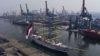 KRI Bima Suci bersiap bersandar di Pelabuhan Tanjung Priok, Jakarta Utara, Kamis (16/11).