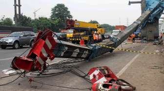 Crane Roboh di Tol Jakarta-Cikampek