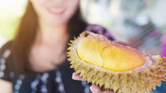 Unik tapi Bikin Ngilu, Intip Kreasi Sandal Nyeleneh Berbahan Kulit Durian